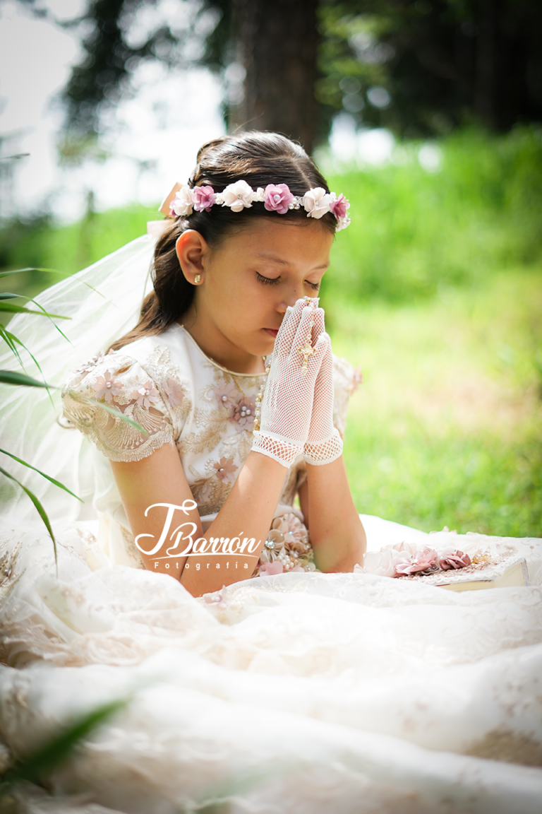 Sesión de fotos de primera comunión en exterior - Fotografía profesional